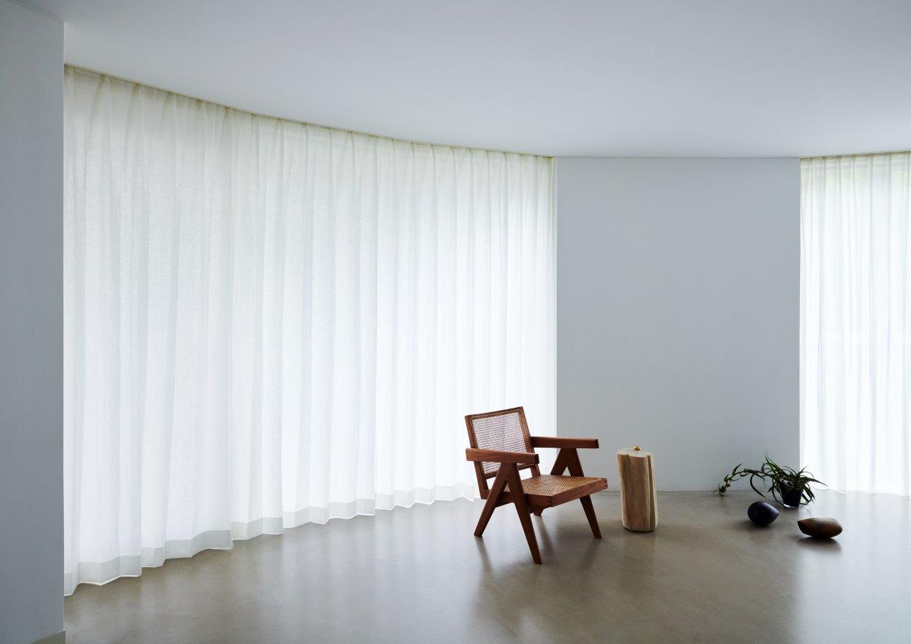 光が差し込む無人の部屋