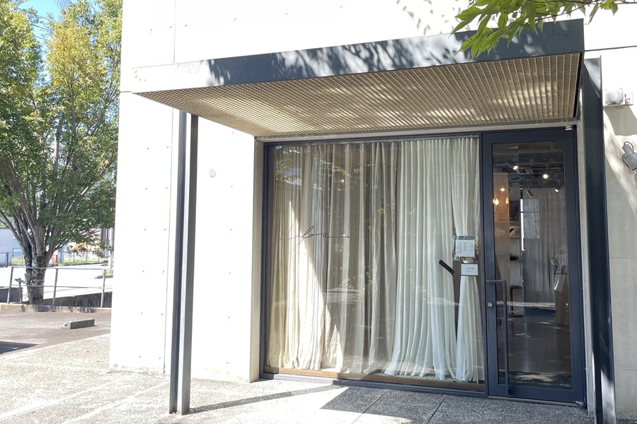 窓側で素材感が伝わる展示風景