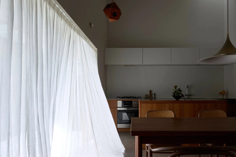 自然光と素材感が伝わるカーテンの表情