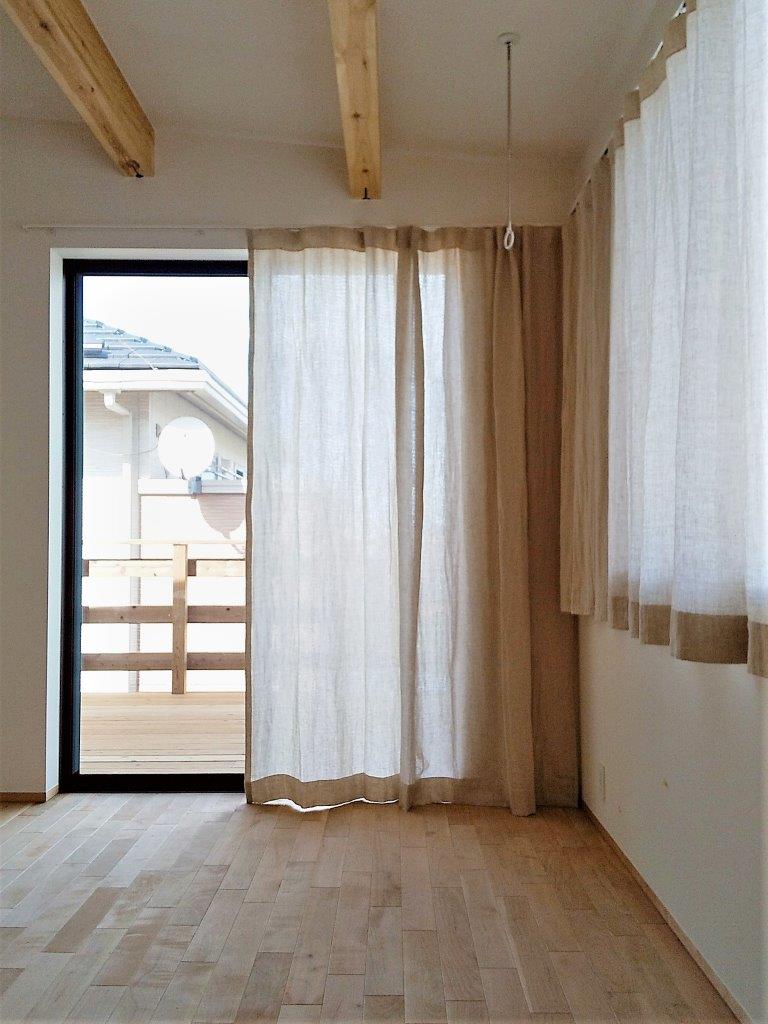 柔らかな生成リネンの2重ガーゼカーテン 施工実例3