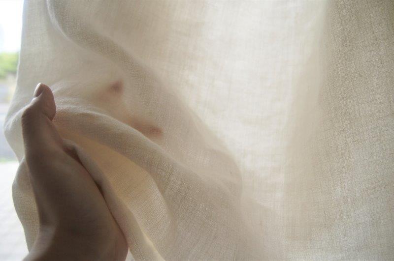 生地の質感 立体感のある梨地織りリネンのカーテン ナギ