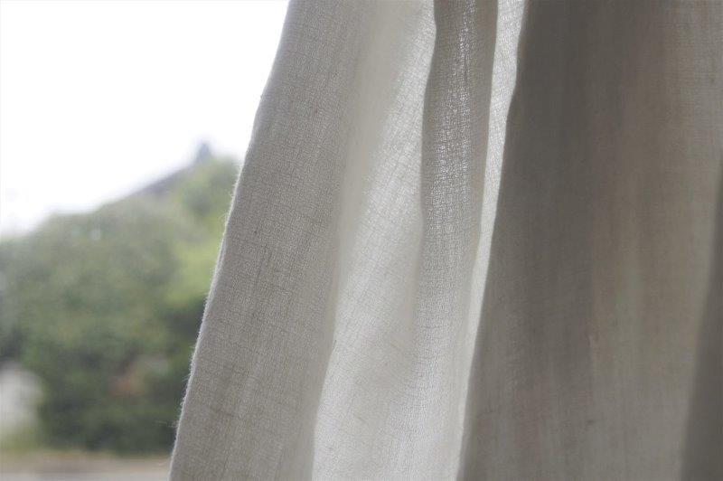 生地の質感 立体感のある梨地織りリネンのカーテン ナギ