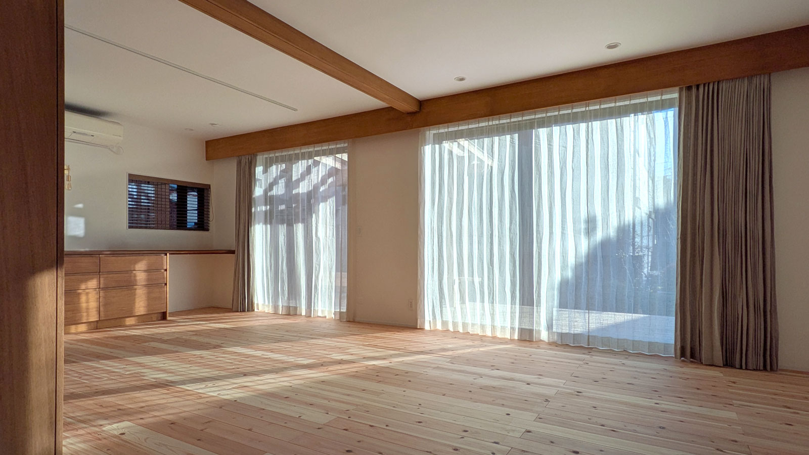 無垢の天然木の戸建て住宅リビングに生成リネンのカーテン