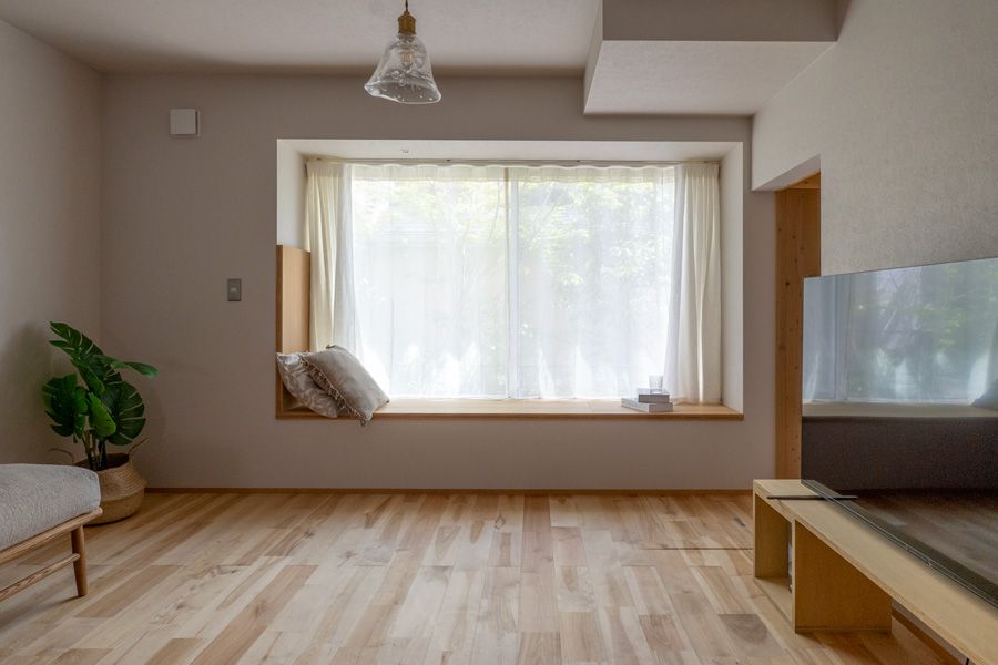 無垢の天然木の戸建て住宅リビングにホワイトリネンのカーテン