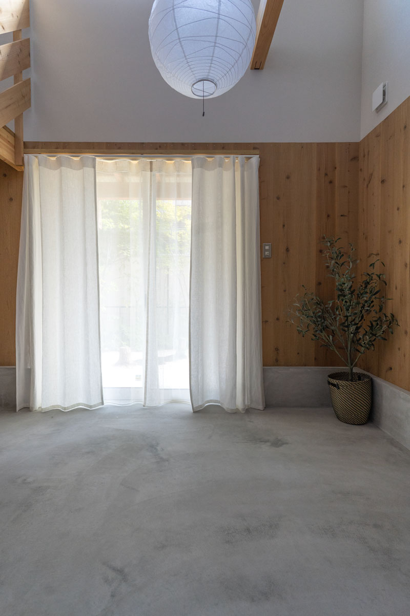 無垢の天然木の戸建て住宅リビングに生成リネンのフラットカーテン