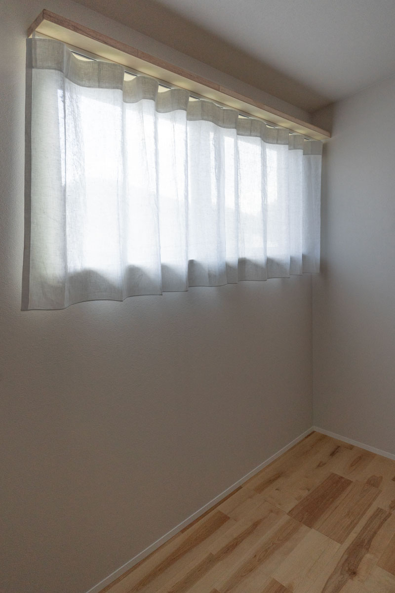 無垢の天然木の戸建て住宅の子ども部屋にアイスグレーリネンのフラットカーテン